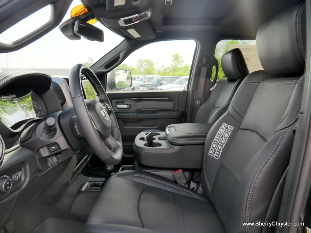 ram-3500-middle-seat.webp